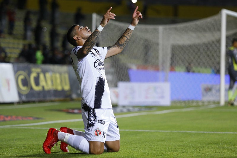 Gustavo Bou festeja uno de sus goles ante Morelia