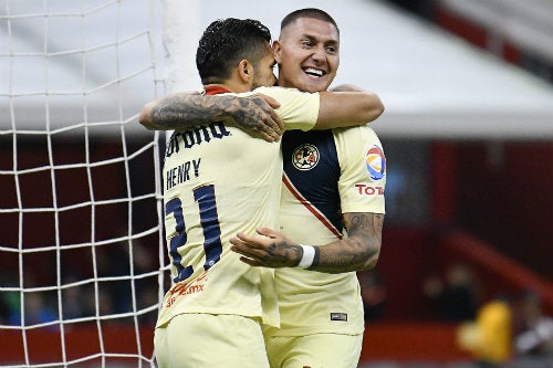 Castillo celebra un gol con Henry Martín 