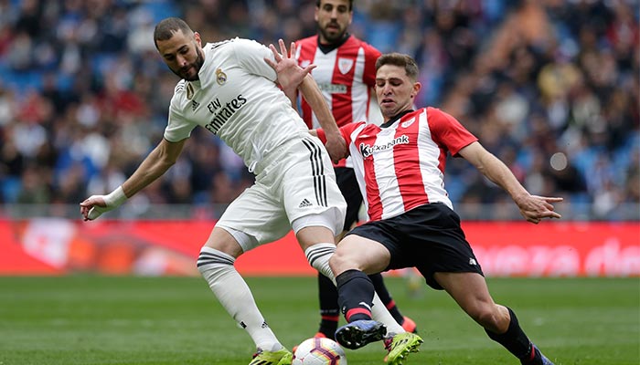 Benzema en disputa por el balón contra Yeray Álvarez