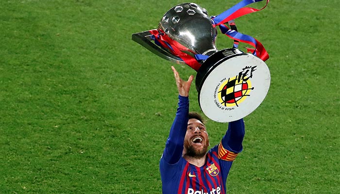 Messi levantando el trofeo liguero 