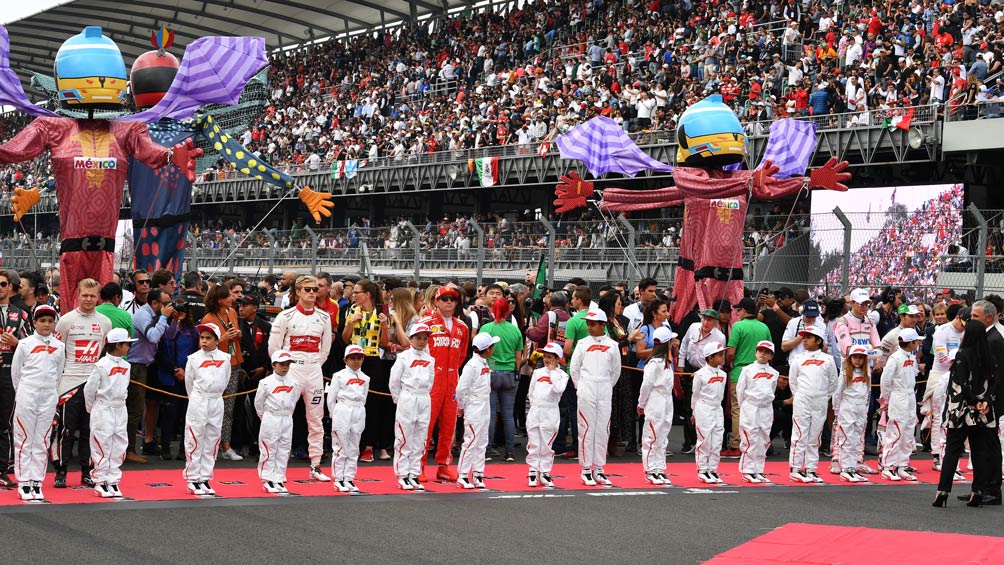 Los niños acompañaron a los pilotos de F1 en el emparrillado 