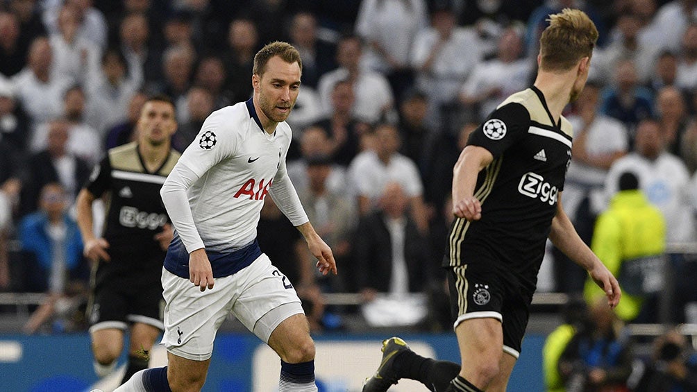 Eriksen conduce el balón en juego contra el Ajax