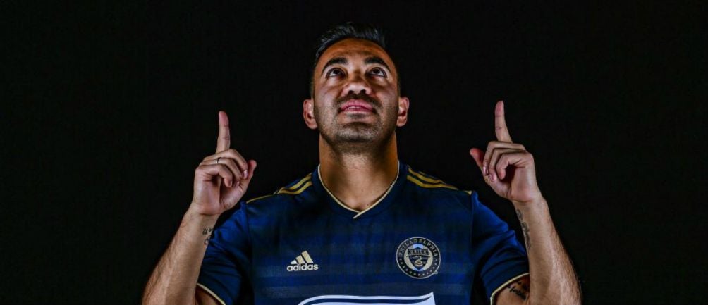 Marco Fabián posa con el jersey del Philadelphia Union