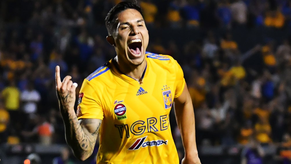 Carlos Salcedo festeja un gol con los Tigres