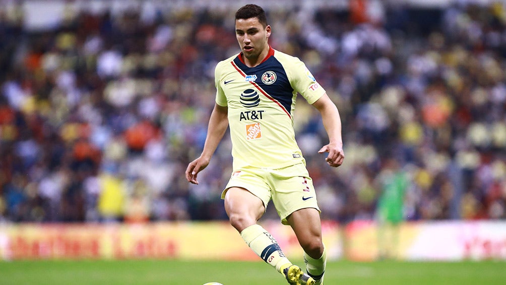 Jorge Sánchez conduce balón en juego de América