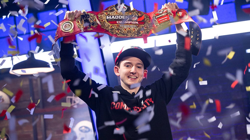 Drini levanta el cinturón de campeón del Madden Bowl