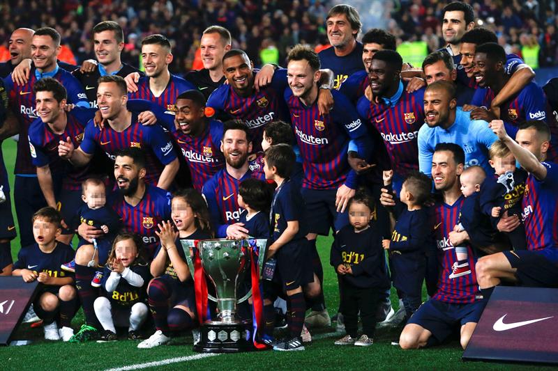 Jugadores del Barça celebran tras ganar título de La Liga