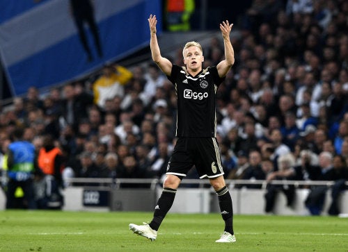 Van de Beek celebra su anotación ante el Tottenham 