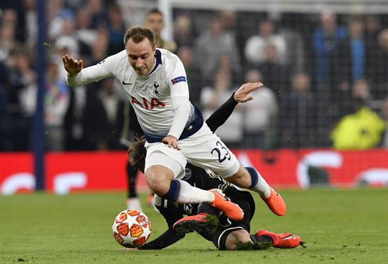 Eriksen es derribado en juego contra Ajax