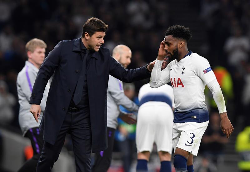 Pochettino habla con  Danny Rose durante juego vs Ajax