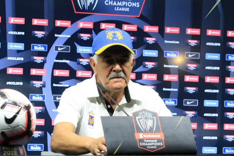 Tuca Ferretti durante una conferencia de prensa