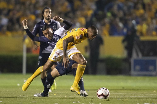 Funes Mori disputa un balón con Luis Quintana 