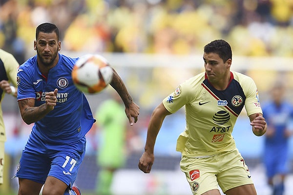 Édgar Méndez y Jorge Sánchez corren por el balón 