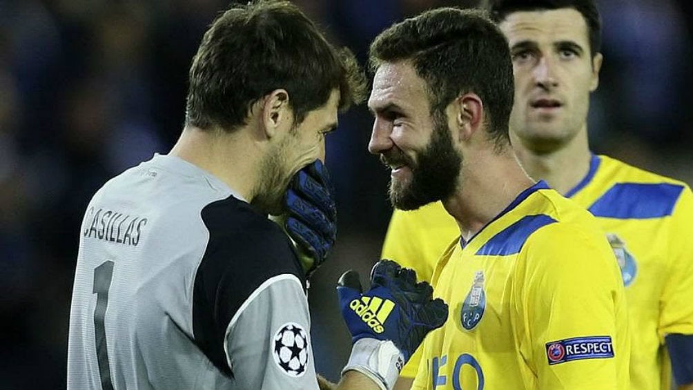 Iker y Layún comparten algunas palabras durante partido del Porto 