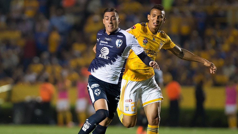 Funes Mori compite por el balón en Final contra Tigres 