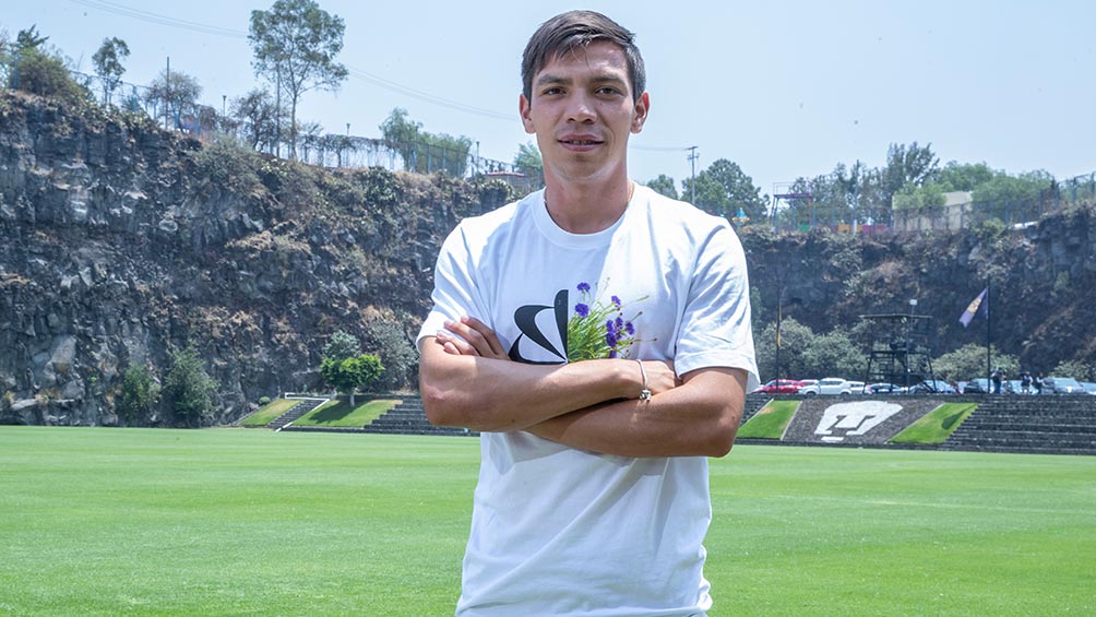 Bryan Lozano posa en la Cantera de Pumas