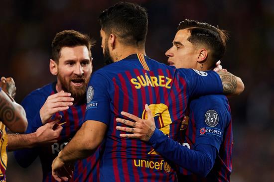 Jugadores del Barcelona festejan gol contra Liverpool