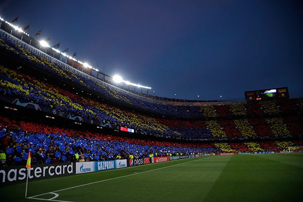 Tribuna del Camp Nou presume los colores de su equipo