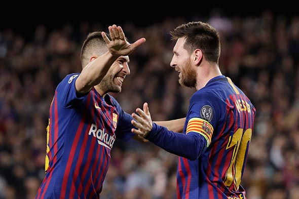 Messi es felicitado por Jordi Alba tras marcar