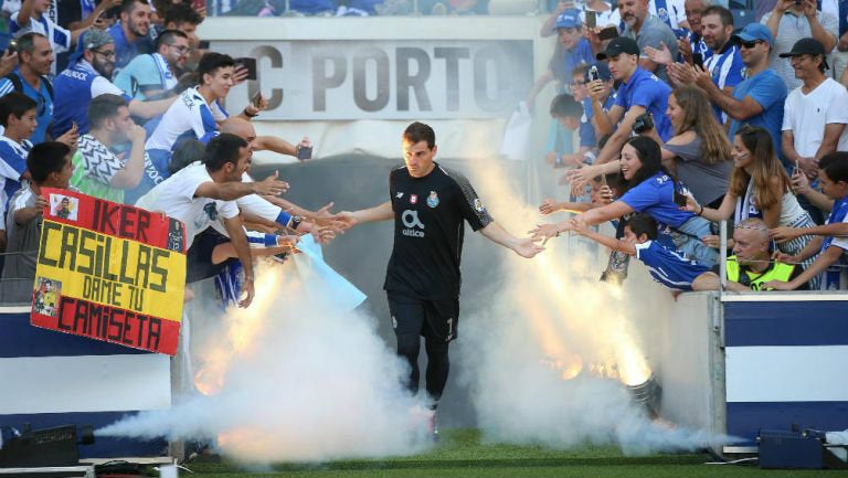 Casillas saluda a la gente antes de entrar al terreno de juego 