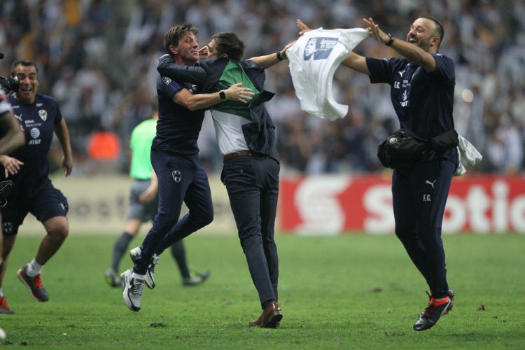 Diego Alonso festeja título de Concachampions con Rayados