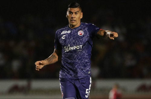 Salcido durante un encuentro ante Tigres