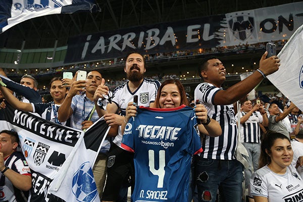 Afición de Rayados celebra en las tribunas