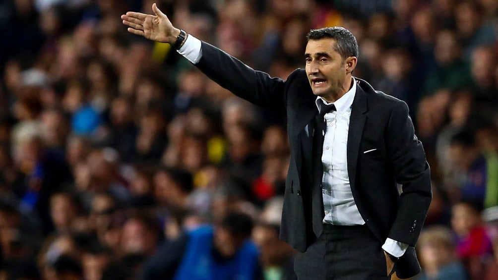 Ernesto Valverde da indicaciones en Camp Nou 