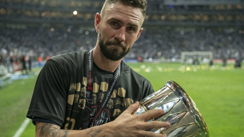 Layún abraza el trofeo de Concachampions obtenido con Rayados