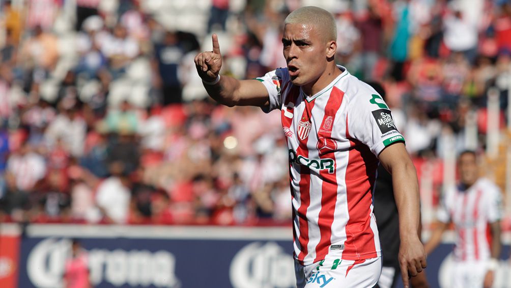 Brian Fernández en partido con Necaxa