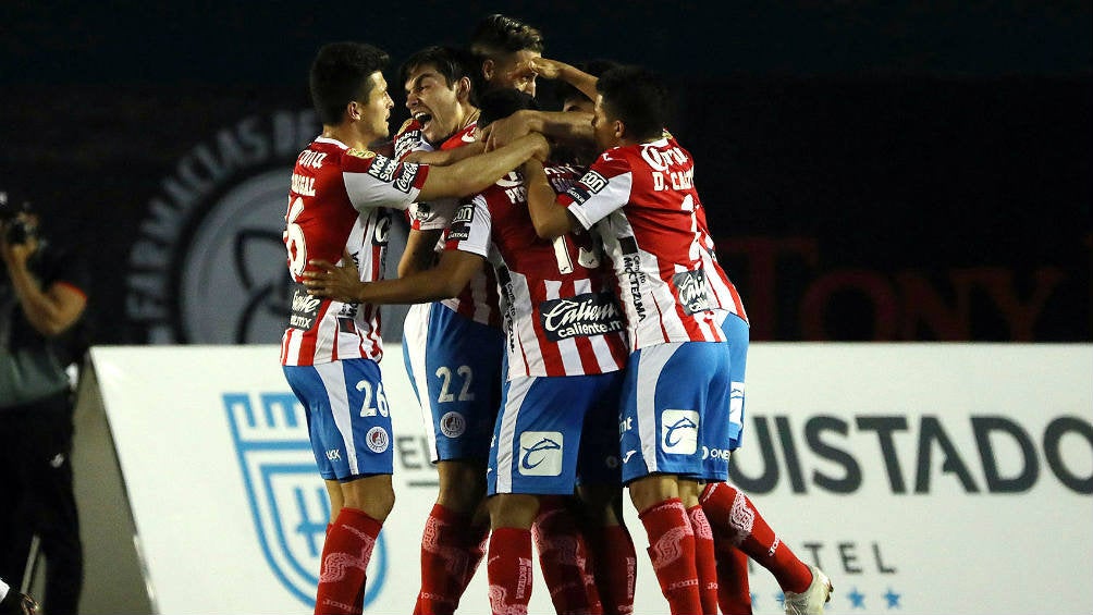 Jugadores de San Luis festejan gol contra Venados 