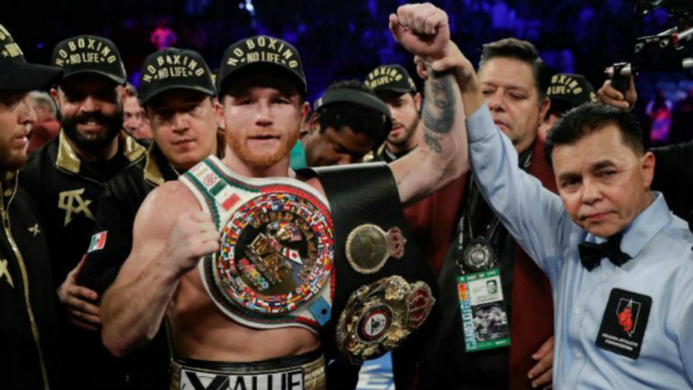 Canelo Álvarez festeja un título 