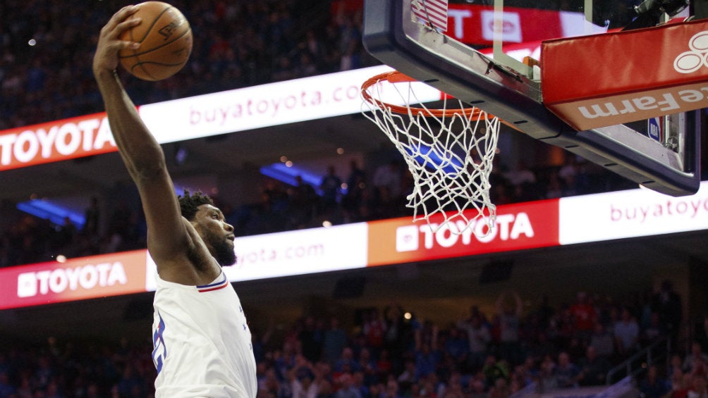 Joel Embiid anota canasta contra los Raptors