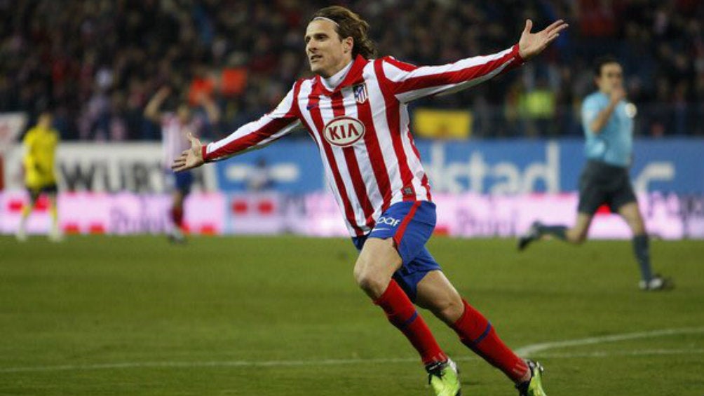 Diego Forlán festeja anotación con el Atlético de Madrid 