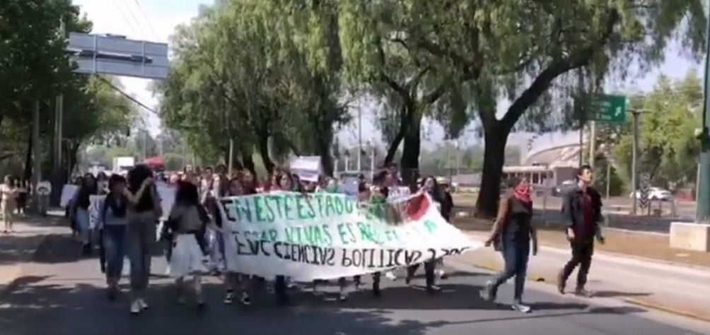 Alumnos de la UNAM marchan rumbo a CU