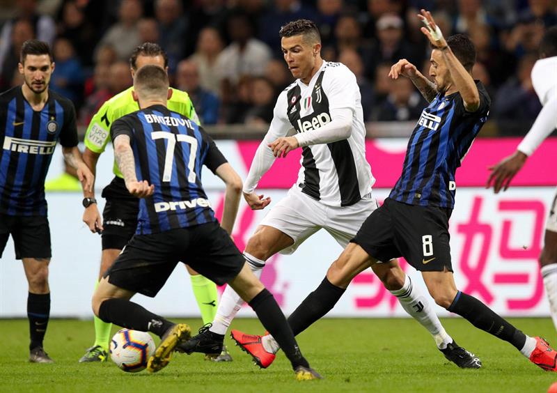 CR7 intenta quitarse la marca de varios jugadores del Inter