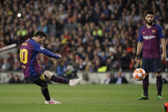 Messi cobra un tiro libre en el Camp Nou