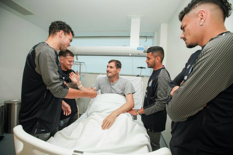 Tecatito y compañeros visitan a Iker Casillas