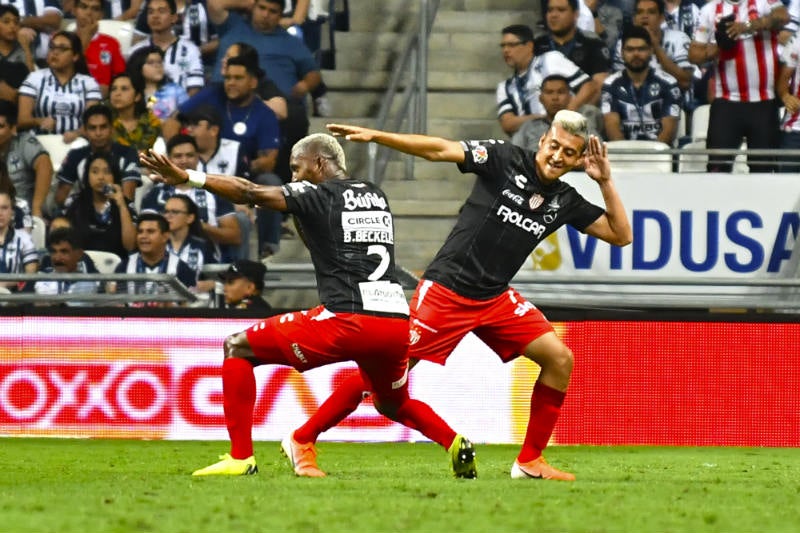 Brian Beckeles y Daniel Álvarez festejan un gol