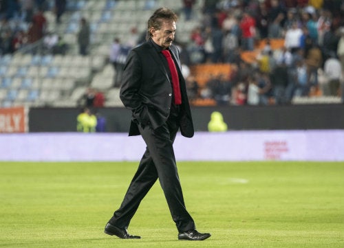 Ricardo La Volpe durante un encuentro ante Pachuca 