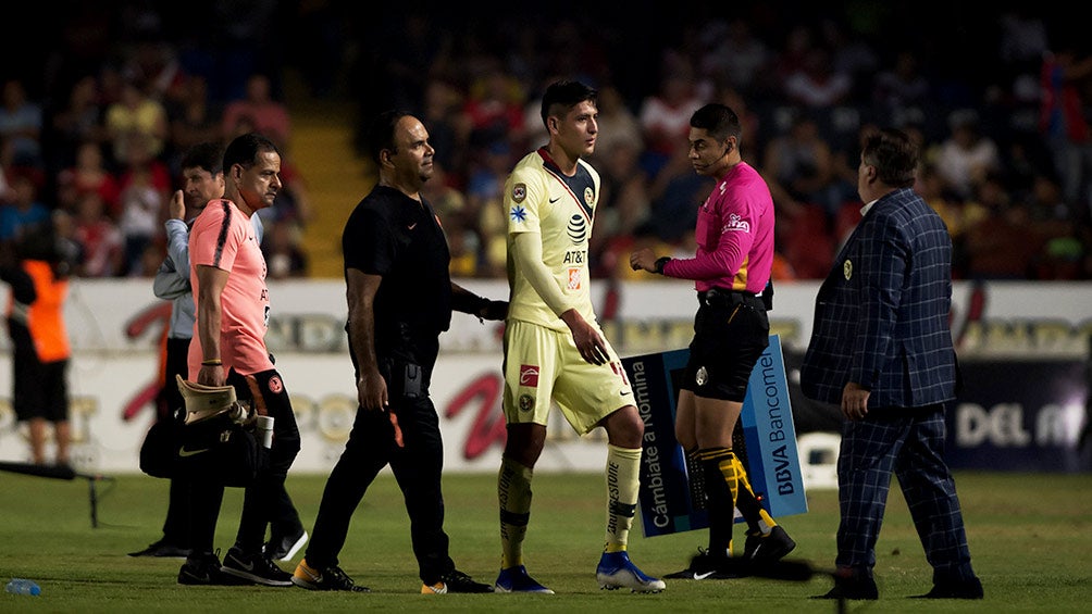 Edson Álvarez, saliendo de cambio tras su lesión