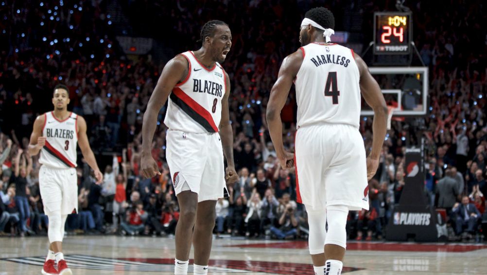 Al-Farouq Aminu festeka durante el partido