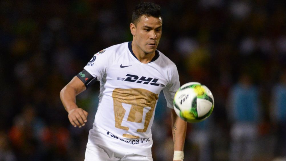 Pablo Barrera observa el balón en un juego con Pumas