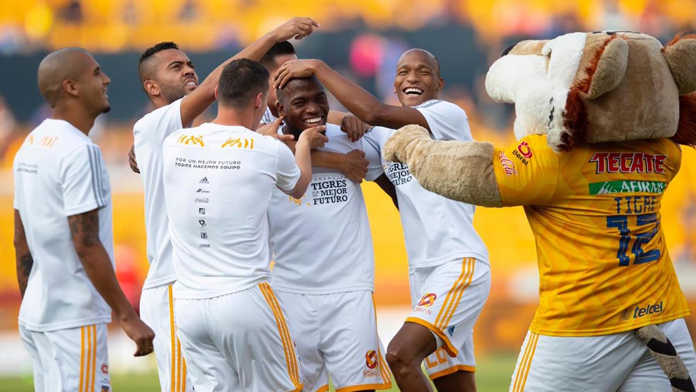 Jugadores de Tigres felicitan a Enner Valencia por sorpresa en el Volcán