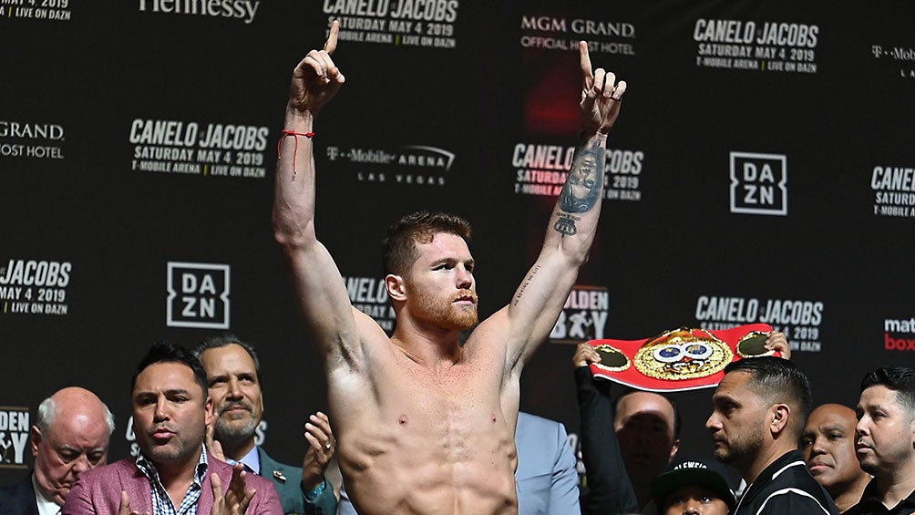 Canelo en la ceremonia de pesaje