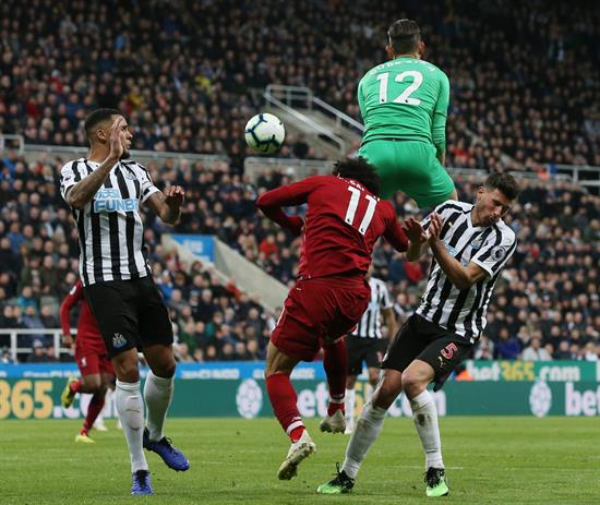 Momento en que Salah recibe golpe en la cabeza