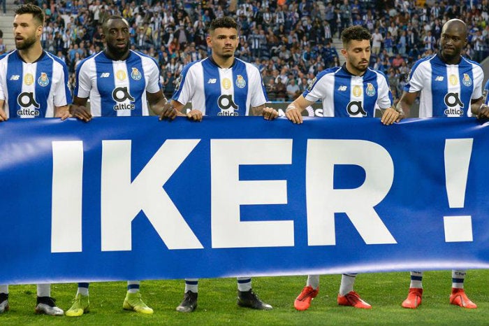 Jugadores de Porto con la pancarta en honor a Iker