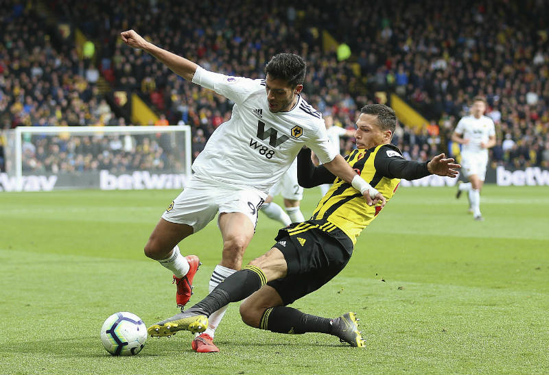 Jiménez disputa un balón en un juego de Wolves