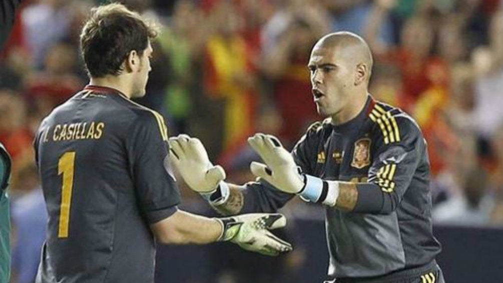 Casillas y Valdés chocan las manos en un juego con España