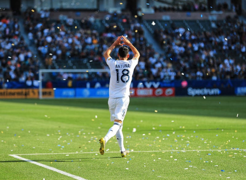 Antuna celebra su primer gol con LA Galaxy